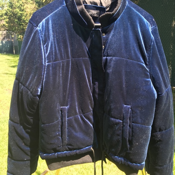 Jackets/Outerware - Picture 2 of 8